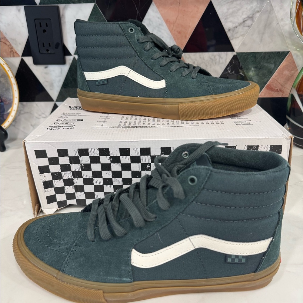 NWOT. Men’s Vans Skate Sk8-Hi Shoes